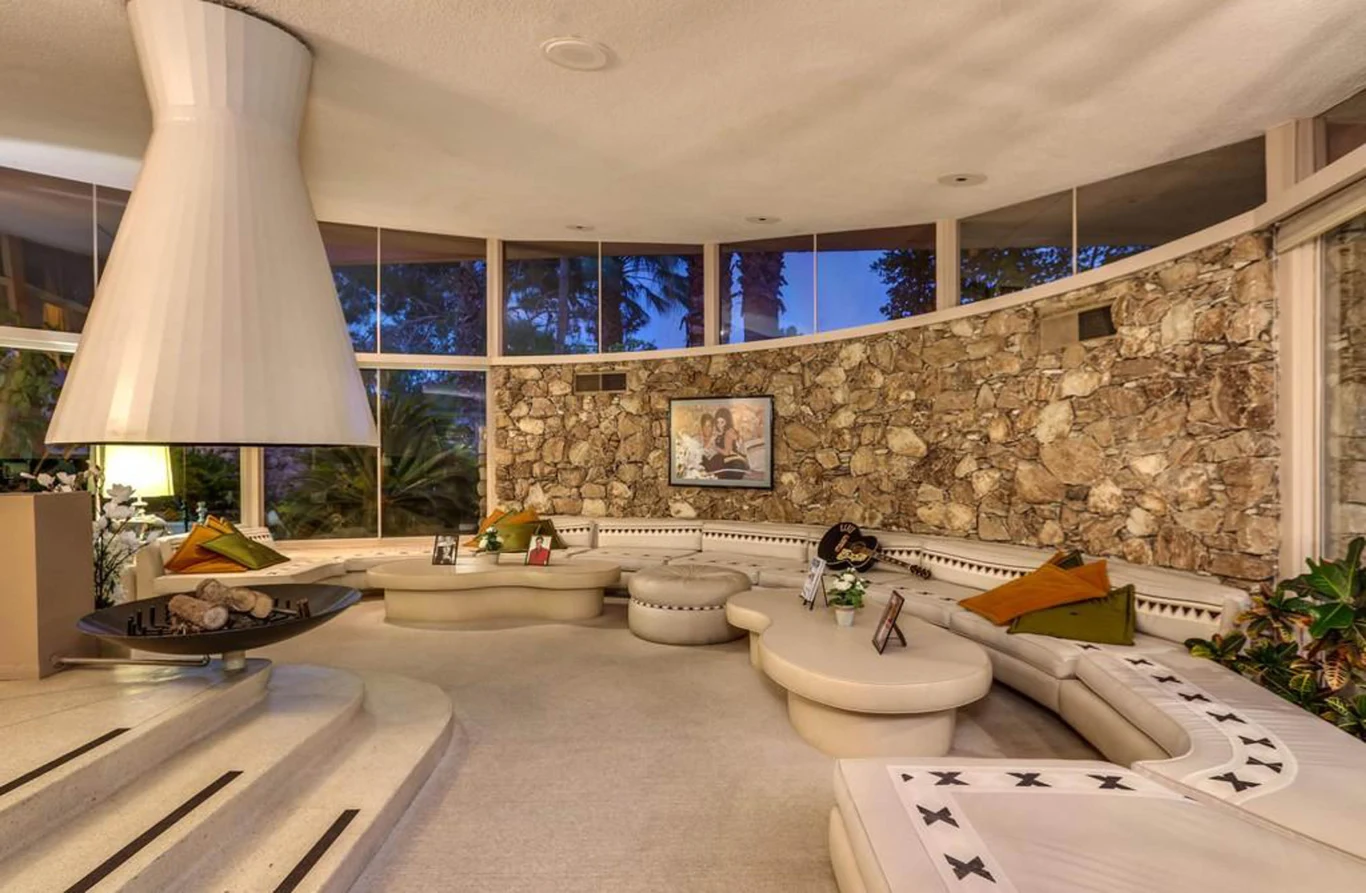 Tutaj wypoczywali Elvis i Priscilla. Choć cena domu to 5,6 miliona dolarów, to agenci nieruchomości są pewni, że podobnie jak inne pamiątki po zmarłym artyście, ten dom także szybko znajdzie nowego właściciela. Tutaj wypoczywali Elvis i Priscilla. Choć cena domu to 5,6 miliona dolarów, to agenci nieruchomości są pewni, że podobnie jak inne pamiątki po zmarłym artyście, ten dom także szybko znajdzie nowego właściciela.