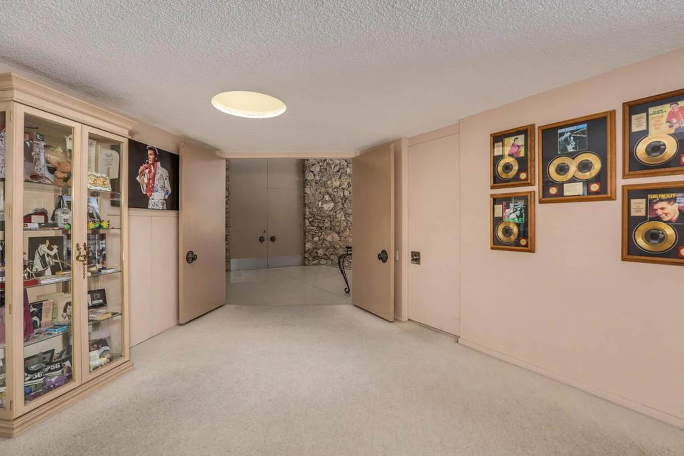 Niemal każda ściana w budynku przypomina, że dom należał niegdyś do Elvisa Presleya. Niemal każda ściana w budynku przypomina, że dom należał niegdyś do Elvisa Presleya.