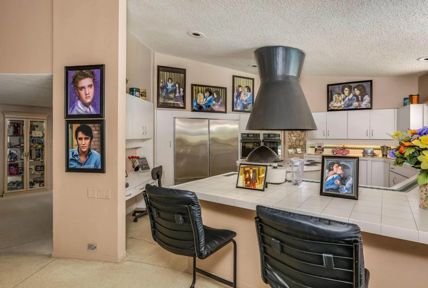 W domu uchwycono duszę lat 60. - niektóre stylizowane dziś obiekty czerpią z tego typu budynków z epoki. Rozglądając się po wnętrzach można odczuć te piękne, dawne czasy. W domu uchwycono duszę lat 60. - niektóre stylizowane dziś obiekty czerpią z tego typu budynków z epoki. Rozglądając się po wnętrzach można odczuć te piękne, dawne czasy.