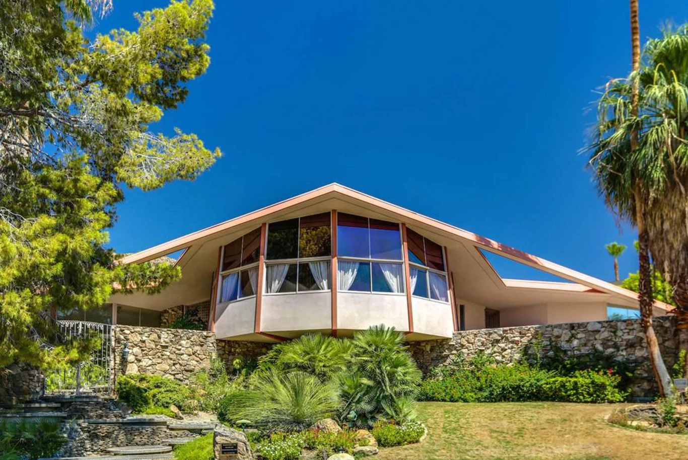 Nic więc dziwnego, że pięć lat później "Król Rock'and'rolla" postanowił właśnie tu zamieszkać z żoną. Presleyowie spędzili tu jednak tylko pierwszy rok małżeństwa. Nic więc dziwnego, że pięć lat później "Król Rock'and'rolla" postanowił właśnie tu zamieszkać z żoną. Presleyowie spędzili tu jednak tylko pierwszy rok małżeństwa.