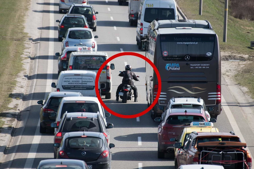 Lane filtering to termin określający motocyklistów przesuwających się pomiędzy samochodami, które stoją