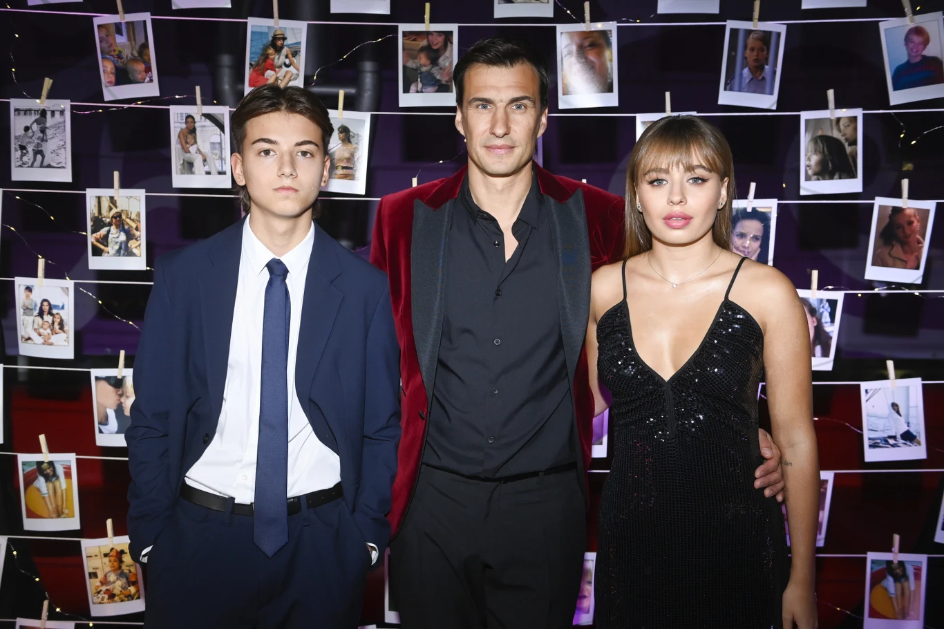 Jarosław Bieniuk z dziećmi na premierze filmu "Ania" Jarosław Bieniuk z dziećmi na premierze filmu "Ania"