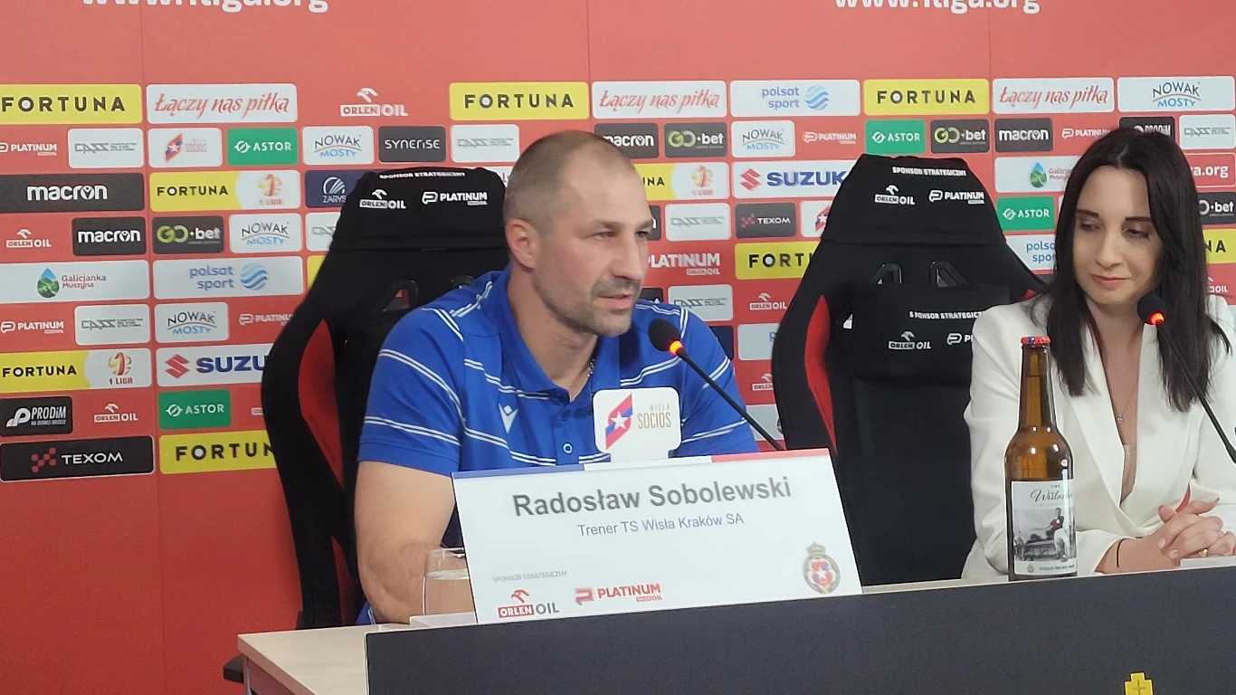 Trener Radosław Sobolewski postawił warunek Wiśle Kraków. Ma być spełniony. Z prawej rzeczniczka klubu Karolina Kawula Trener Radosław Sobolewski postawił warunek Wiśle Kraków. Ma być spełniony. Z prawej rzeczniczka klubu Karolina Kawula