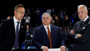 Węgierscy politycy: minister spraw zagranicznych (od lewej), premier (w środku), szef MON (od prawej)