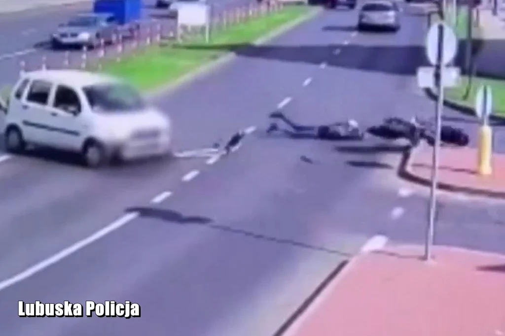 Kamera monitoringu nagrała moment potrącenia motocyklisty przez samochód osobowy Kamera monitoringu nagrała moment potrącenia motocyklisty przez samochód osobowy