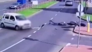 Kamera monitoringu nagrała moment potrącenia motocyklisty przez samochód osobowy