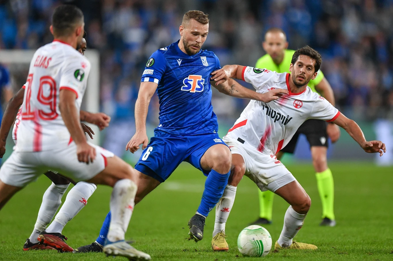 Jesper Karlström w otoczeniu piłkarzy Hapoelu Beer Szewa Jesper Karlström w otoczeniu piłkarzy Hapoelu Beer Szewa