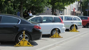 Jak parkować na chodniku, żeby nie dostać mandatu? Jasne zasady