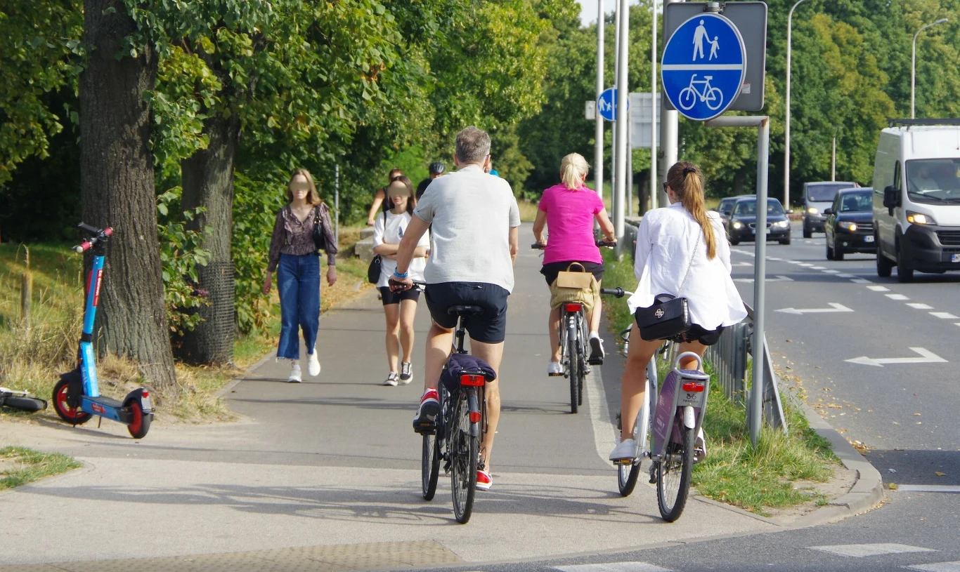 Tak wygląda droga dla pieszych i rowerów, na której ruch obu tych grup odbywa się na całej jej szerokości Tak wygląda droga dla pieszych i rowerów, na której ruch obu tych grup odbywa się na całej jej szerokości