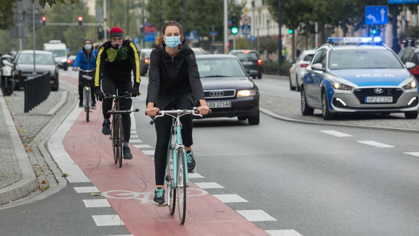 Na tej ulicy wyznaczono pas dla rowerów, więc rowerzyści mają obowiązek korzystania z niego Na tej ulicy wyznaczono pas dla rowerów, więc rowerzyści mają obowiązek korzystania z niego