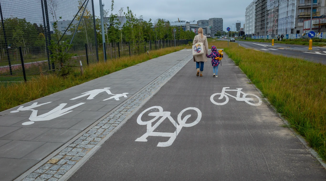 Na tej drodze dla pieszych i rowerów wyraźnie zaznaczono, którą częścią powinni poruszać się uczestnicy ruchu. Ponadto z oznakowania wynika, że ruch odbywa się tu w obu kierunkach Na tej drodze dla pieszych i rowerów wyraźnie zaznaczono, którą częścią powinni poruszać się uczestnicy ruchu. Ponadto z oznakowania wynika, że ruch odbywa się tu w obu kierunkach