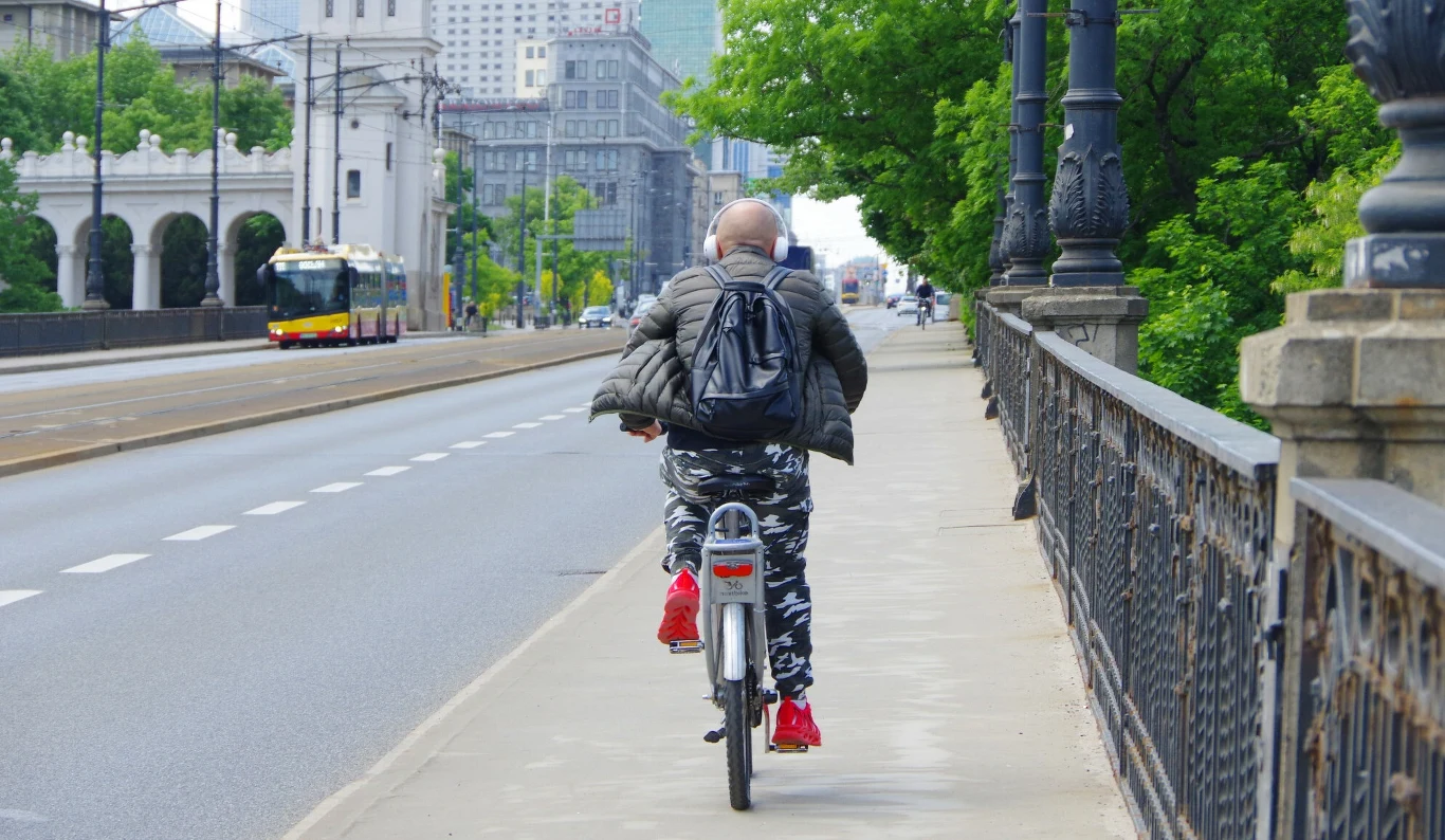 Rowerzysta może w niektórych sytuacjach poruszać się chodnikiem, zamiast ulicą Rowerzysta może w niektórych sytuacjach poruszać się chodnikiem, zamiast ulicą