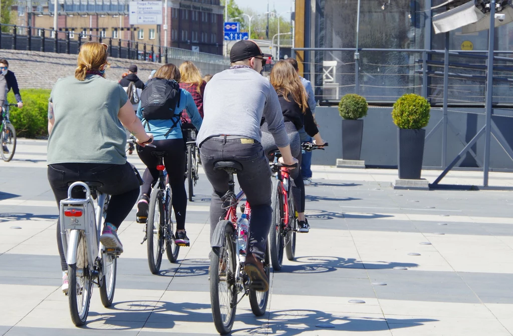 W Kodeksie drogowym znajdziemy sporo przepisów dotyczących rowerzystów