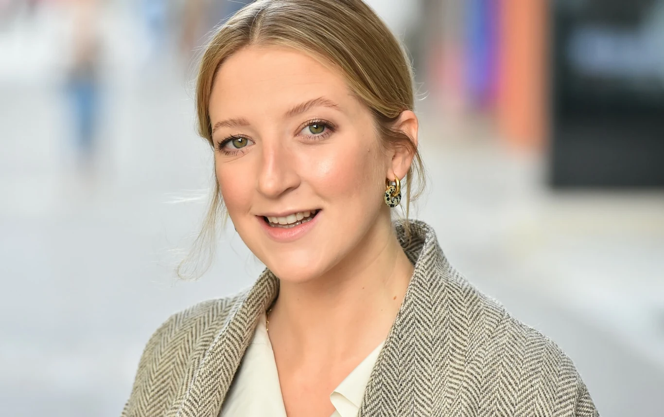 Lara Gessler stawia na klasykę. Gwiazda zaprezentowała się w ponadczasowym płaszczu Lara Gessler stawia na klasykę. Gwiazda zaprezentowała się w ponadczasowym płaszczu
