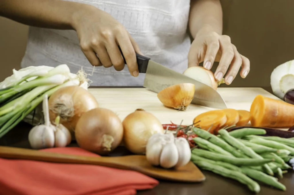 Warzywa do gotowania warto kroić na niewielkie kawałki