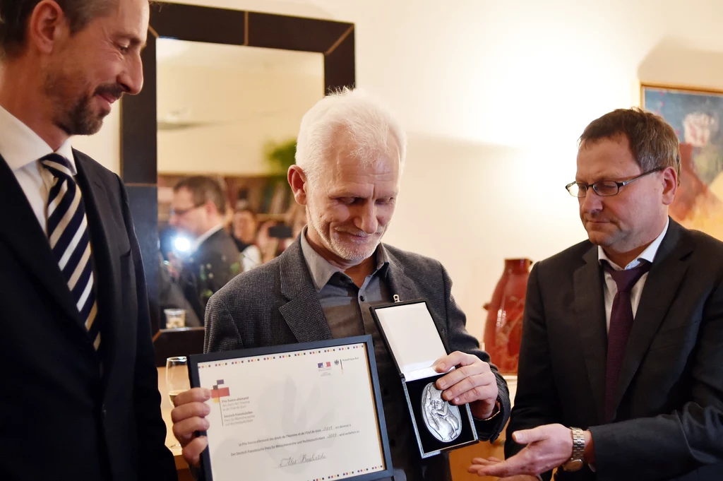Aleś Bialacki odbierający nagrodę od niemieckiego ambasadora w 2019 roku Aleś Bialacki odbierający nagrodę od niemieckiego ambasadora w 2019 roku