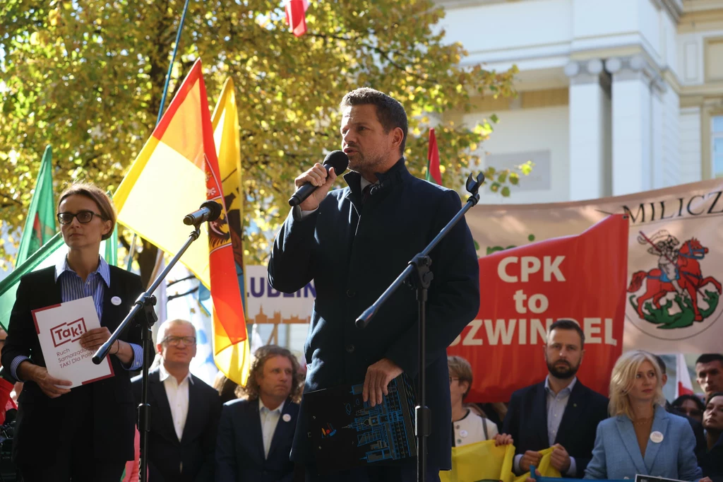 Rafał Trzaskowski podczas przemówienia na strajku samorządowców w Warszawie