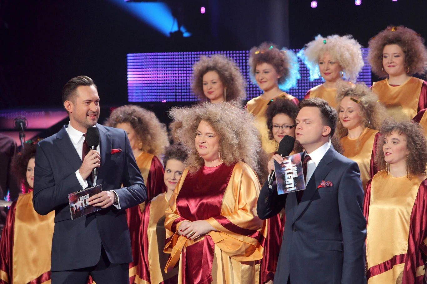 Gospel Joy w "Mam talent" w 2013 r., z przodu prowadzący Marcin Prokop i Szymon Hołownia