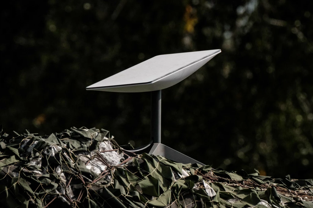 Antena systemu Starlink na froncie Antena systemu Starlink na froncie