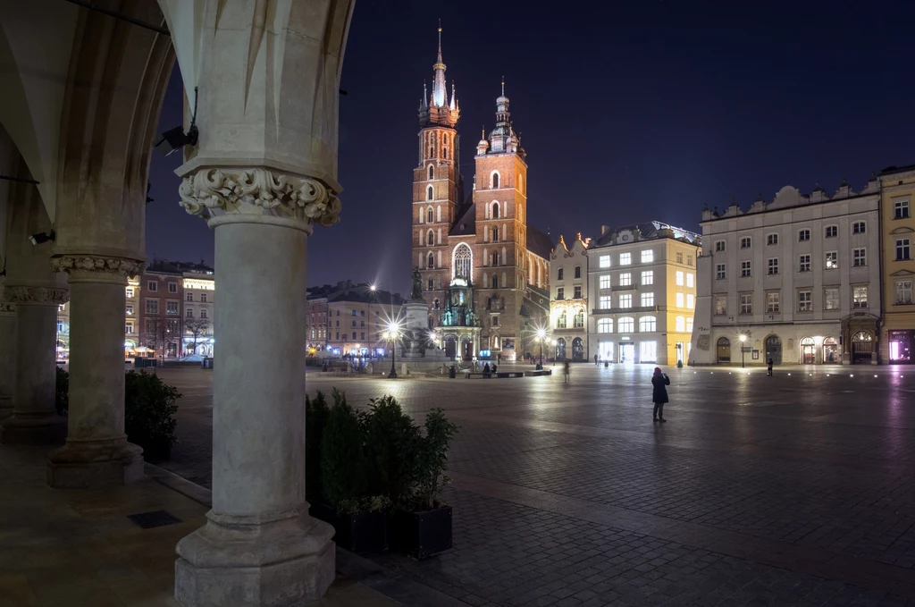 Samorządy szukają oszczędności, Kraków nocą, zdj. ilustracyjne Samorządy szukają oszczędności, Kraków nocą, zdj. ilustracyjne