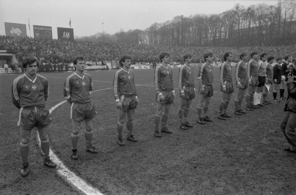 Polscy piłkarze przed meczem z Cyprem (0:0) w Gdańsku w 1987 r. Polscy piłkarze przed meczem z Cyprem (0:0) w Gdańsku w 1987 r.