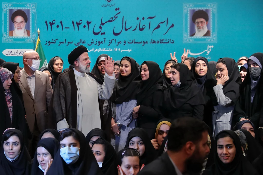 Prezydent Iranu Ebrahim Ra’isi podczas sobotniego spotkania ze studentkami Prezydent Iranu Ebrahim Ra’isi podczas sobotniego spotkania ze studentkami