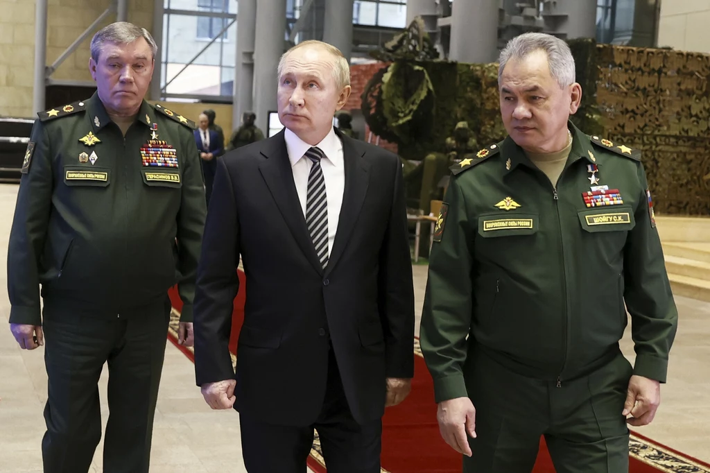 Od lewej: Walerij Gierasimow, Władimir Putin oraz Siergiej Szojgu