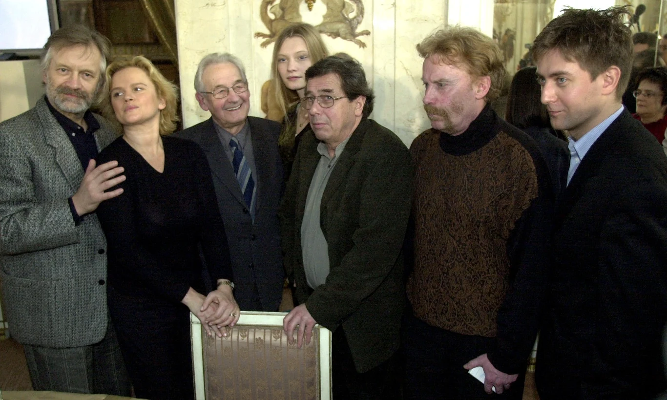 Konferencja prasowa filmu "Zemsta" Aleksandra Fredry w reż. Andrzeja Wajdy. Od lewej: Andrzej Seweryn (Rejent), Katarzyna Figura (Podstolina), Andrzej Wajda, Agata Buzek (Klara), Janusz Gajos(Cześnik), Daniel Olbrychski (Dyndalski), Rafał Królikowski (Waclaw)