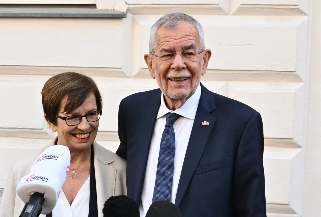 Alexander van der Bellen z żoną Doris przed lokalem wyborczym w Wiedniu Alexander van der Bellen z żoną Doris przed lokalem wyborczym w Wiedniu
