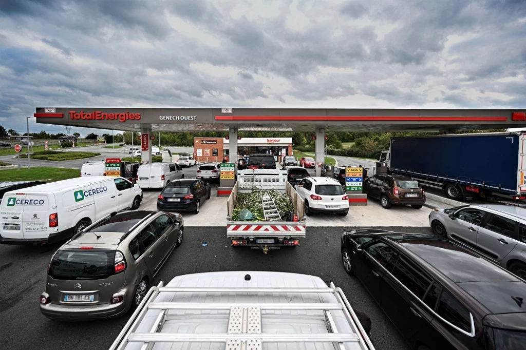 Francuzi czekają w ogromnych kolejkach po paliwo Francuzi czekają w ogromnych kolejkach po paliwo