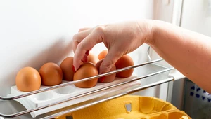 W jaki sposób przechowywać jajka w lodówce? Unikaj tego błędu!