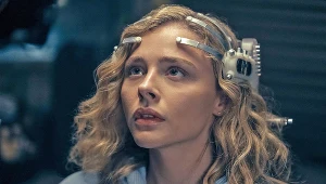 Chloe Grace Moretz w scenie z serialu "Peryferal"