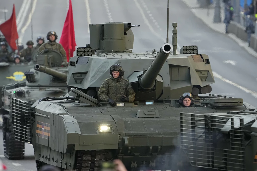 Czołg T-14 Armata biorący udział w próbie parady wojskowej z okazji Dnia Zwycięstwa w Moskwie, Rosja, środa, 4 maja 2022 r.