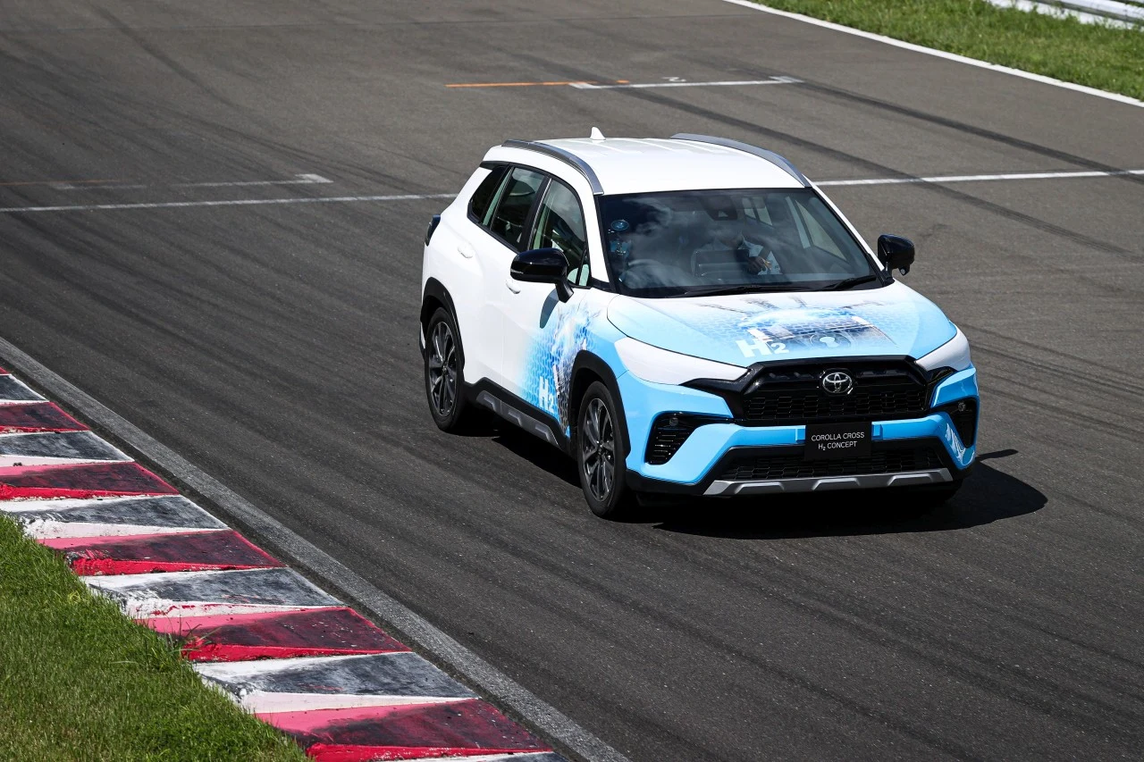 Toyota Corolla Cross H2 to prototypowe auta z wodorowym silnikiem spalinowym Toyota Corolla Cross H2 to prototypowe auta z wodorowym silnikiem spalinowym