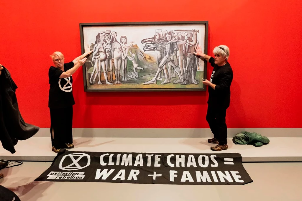 W niedzielę aktywiści Extinction Rebellion przykleili się do obrazu Pabla Picassa, aby zwrócić uwagę na powiązanie zmian klimatycznych z wojną