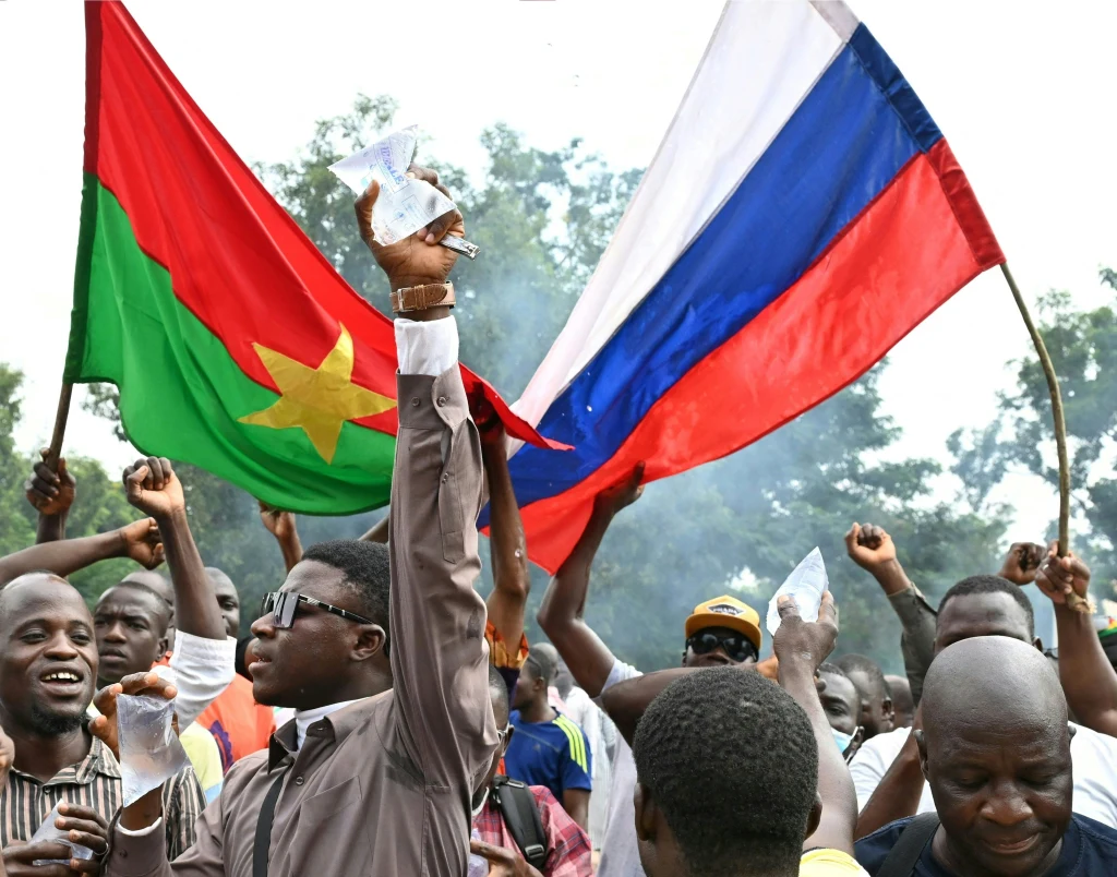 Tłumy na ulicach stolicy Burkina Faso trzymali w rękach także flagi rosyjskie Tłumy na ulicach stolicy Burkina Faso trzymali w rękach także flagi rosyjskie