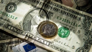 Dolar czeka na Minutes z Fed 