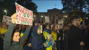 Manifestujący z transparentami "Russia is a terrorist state"
