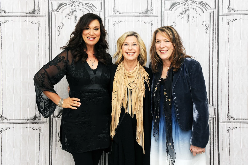 Olivia Newton-John w towarzystwie Amy Sky i Beth Nielsen Chapman