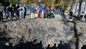 Krater po rosyjskim pocisku na placu zabaw w parku nieopodal uniwersytetu, Kijów, 10 października 2022 roku