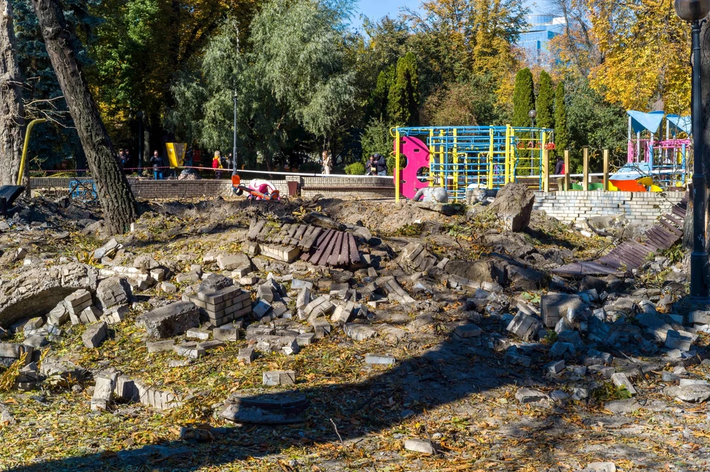 Plac zabaw w Kijowie zniszczony w czasie bombardowania Plac zabaw w Kijowie zniszczony w czasie bombardowania