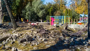 Plac zabaw w Kijowie zniszczony w czasie bombardowania