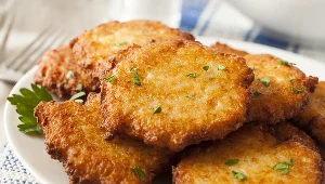 Te placki ziemniaczane przygotujesz bez użycia tarki. Więcej nie zrobisz innych