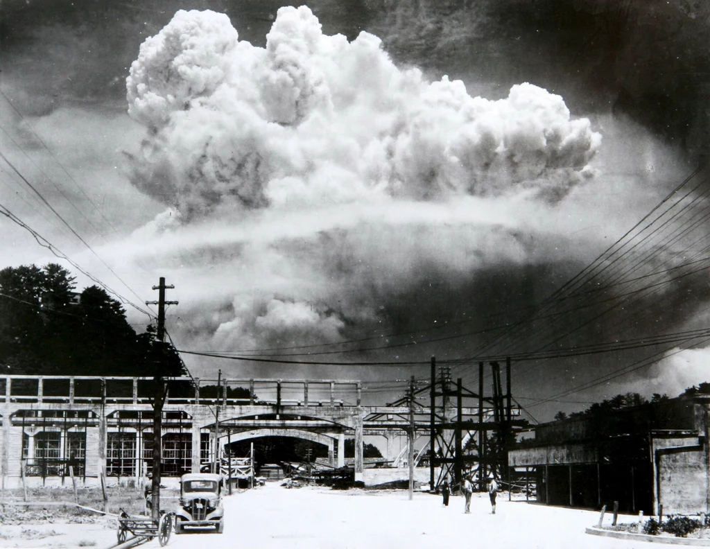 Grzyb dymu powstały w wyniku wybuchu bomby atomowej nad Nagasaki 9 sierpnia 1945 roku