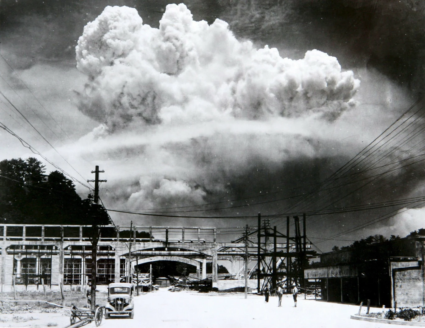 Grzyb dymu powstały w wyniku wybuchu bomby atomowej nad Nagasaki 9 sierpnia 1945 roku Grzyb dymu powstały w wyniku wybuchu bomby atomowej nad Nagasaki 9 sierpnia 1945 roku