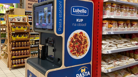 Z automatu, z makaronami kupisz świderki, muszelki, piórka i kokardki.