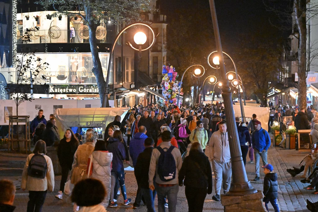 Tłumy na Krupówkach. Tak wyglądał pierwszy weekend po wprowadzeniu nocnej prohibicji w Zakopanem