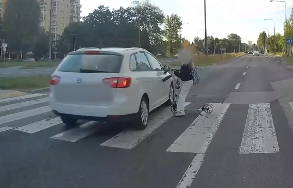 Niebezpieczna sytuacja na drodze w Warszawie Niebezpieczna sytuacja na drodze w Warszawie