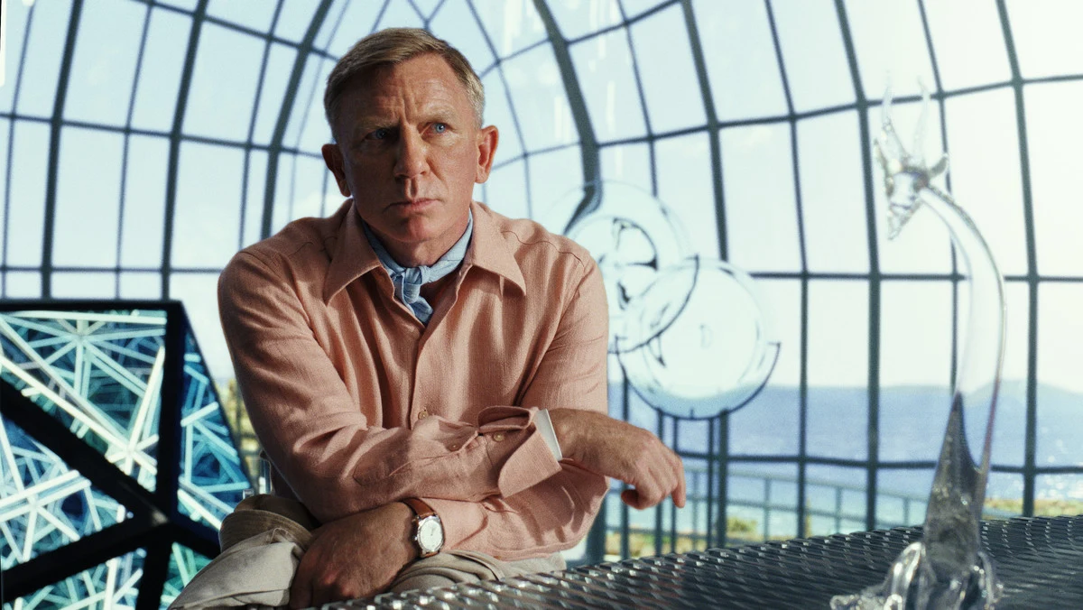 Daniel Craig w scenie z filmu "Glass Onion: Film z serii 'Na noże'"