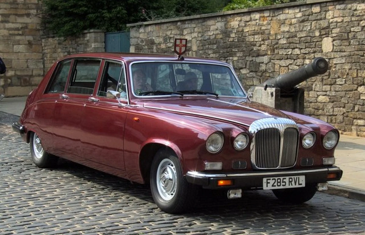 Daimler DS420 / Dave Hitchborne, CC BY-SA 2.0 / Castle Hill, Lincoln - Vehicle 